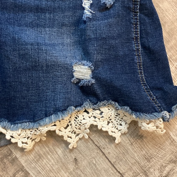 ๐ Maurices High Rise Crochet Bottom Denim Shorts - Size 12 ๐ - Picture 3 of 8